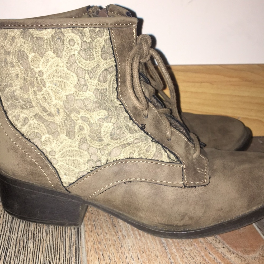 •Lace Detail Booties•